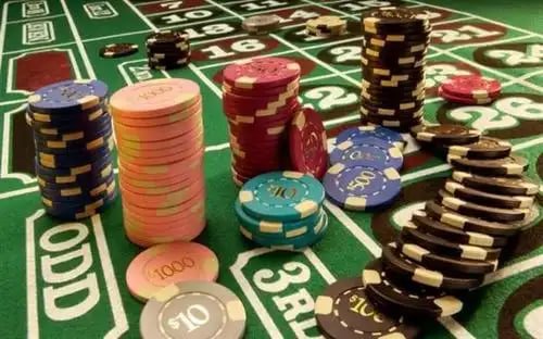Sesi permainan kasino langsung dengan dealer profesional dan pengguna aktif di livescore008